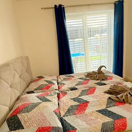 Klimatizovany Apartmanovy Dom S Bazenom, 10b * Senec