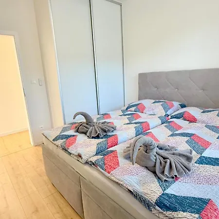 Klimatizovany Apartmanovy Dom S Bazenom, 10b Holiday home