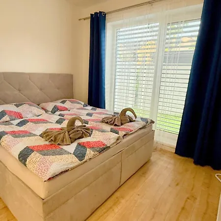 Holiday home Klimatizovany Apartmanovy Dom S Bazenom, 10b