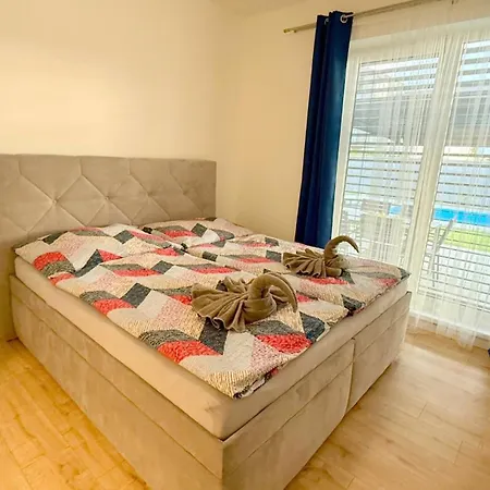 Klimatizovany Apartmanovy Dom S Bazenom, 10b Senec