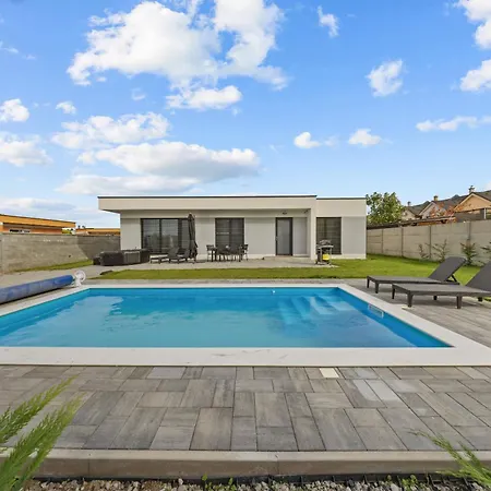 Klimatizovaný Apartmánový Dom S Bazénom, 10b Hébergement de vacances *