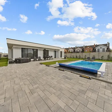 Hébergement de vacances Klimatizovaný Apartmánový Dom S Bazénom, 10b *