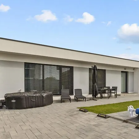 בית נופש Klimatizovany Apartmanovy Dom S Bazenom, 10b סנץ