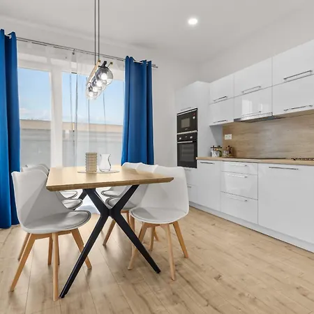 Klimatizovany Apartmanovy Dom S Vyhrievanym Bazenom, 10b 度假居 *