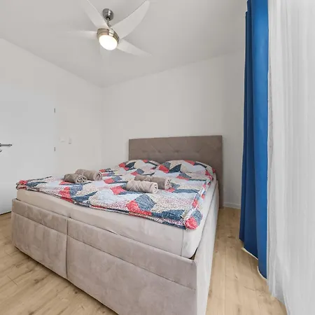 Klimatizovany Apartmanovy Dom S Bazenom, 10b סנץ