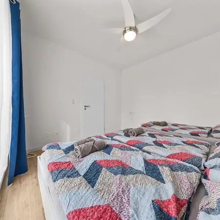 Klimatizovany Apartmanovy Dom S Vyhrievanym Bazenom, 10b