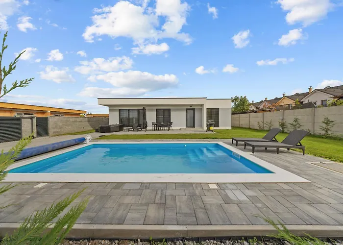 Klimatizovany Apartmanovy Dom S Vyhrievanym Bazenom, 10b 度假居 *