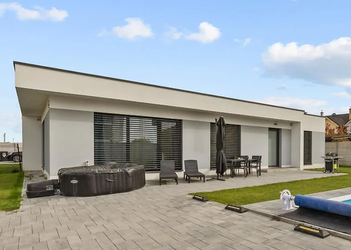 度假居 Klimatizovany Apartmanovy Dom S Vyhrievanym Bazenom, 10b 塞内奇