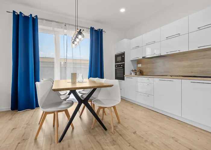 Klimatizovany Apartmanovy Dom S Vyhrievanym Bazenom, 10b 度假居 *